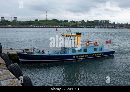 I passeggeri a piedi indossano maschere a bordo del Cremyll Ferry che sta per attraversare l'Hamoaze - l'estuario del fiume Tamar Foto Stock