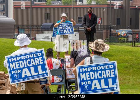 Detroit, Michigan, Stati Uniti. 24 luglio 2021. Un raduno per Medicare per tutti, uno di un certo numero di eventi di questo tipo che si svolgono in tutto il paese. Credit: Jim West/Alamy Live News Foto Stock
