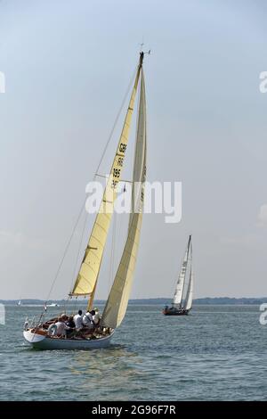 Una giornata estiva balsosa in barca a vela durante la Cowes Classic Week nel Solent con la barca a vela in legno d'epoca Clarionet Foto Stock