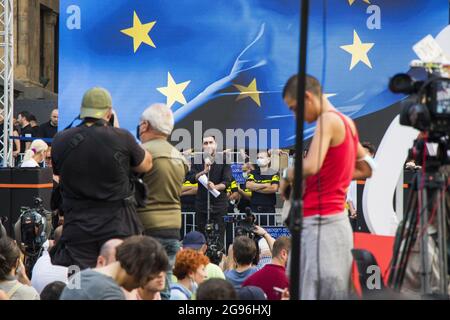 TBILISI, GEORGIA - 14 luglio 2021: Una manifestazione in omaggio ad un giornalista picchiato durante l'evento Tbilisi Pride Foto Stock