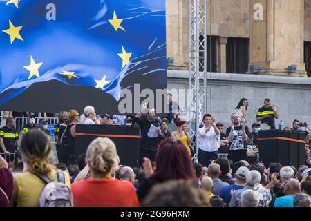 TBILISI, GEORGIA - 14 luglio 2021: Una manifestazione in omaggio ad un giornalista picchiato durante l'evento Tbilisi Pride Foto Stock