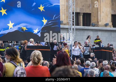 TBILISI, GEORGIA - 14 luglio 2021: Una manifestazione in omaggio ad un giornalista picchiato durante l'evento Tbilisi Pride Foto Stock