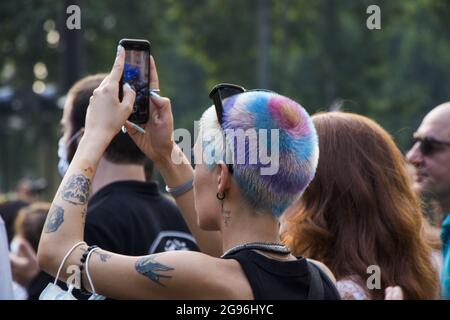 TBILISI, GEORGIA - 14 luglio 2021: Una manifestazione in omaggio ad un giornalista picchiato durante l'evento Tbilisi Pride Foto Stock