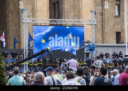 TBILISI, GEORGIA - 14 luglio 2021: Una manifestazione in omaggio ad un giornalista picchiato durante l'evento Tbilisi Pride Foto Stock