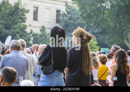 TBILISI, GEORGIA - 14 luglio 2021: Una manifestazione in omaggio ad un giornalista picchiato durante l'evento Tbilisi Pride Foto Stock