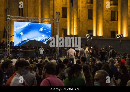 TBILISI, GEORGIA - 14 luglio 2021: Una manifestazione in omaggio ad un giornalista picchiato durante l'evento Tbilisi Pride Foto Stock