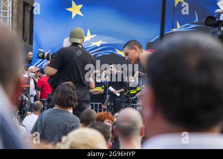 TBILISI, GEORGIA - 14 luglio 2021: Una manifestazione in omaggio ad un giornalista picchiato durante l'evento Tbilisi Pride Foto Stock