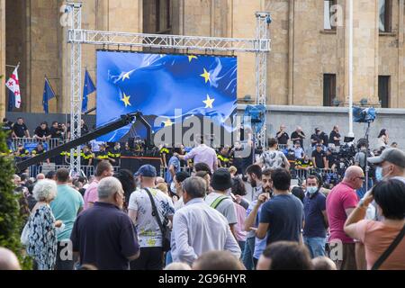 TBILISI, GEORGIA - 14 luglio 2021: Una manifestazione in omaggio ad un giornalista picchiato durante l'evento Tbilisi Pride Foto Stock