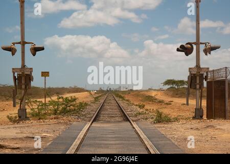 Ferrovia vuota del carbone che carica treno della più grande miniera aperta di pit sul pianeta nel El Cerrejón, la Guajira, Colombia Foto Stock