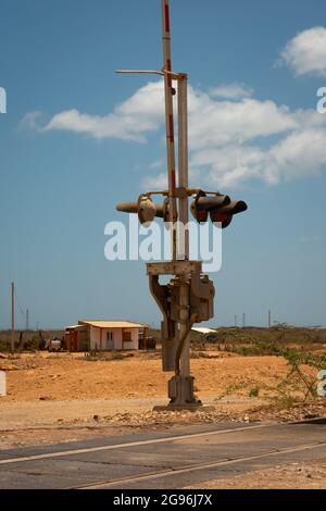 Stop Sign per veicoli nel deserto sulle piste ferroviarie Foto Stock