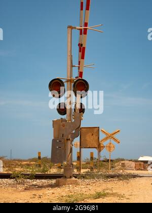 Stop Sign per veicoli nel deserto sulle piste ferroviarie Foto Stock