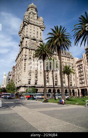 Palacio salvo (in inglese: Salvo Palace) è un edificio a Montevideo, Uruguay, situato all'incrocio tra Avenida 18 de Julio e Plaza Independencia. Foto Stock