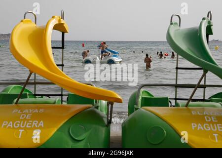 Calvia, Spagna. 24 luglio 2021. Gli ospiti si divertono su un pedalò sulla spiaggia di Paguera a Maiorca. Dopo l'annunciato passaggio della Spagna all'area ad alta incidenza di Corona, inizialmente non ci sono indicazioni che un maggior numero di persone voglia annullare le proprie vacanze a Maiorca prematuramente o annullare i soggiorni prenotati. Credit: Clara Margais/dpa/Alamy Live News Foto Stock