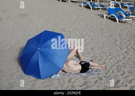 Calvia, Spagna. 24 luglio 2021. Gli ospiti si trovano sulla spiaggia di Paguera a Maiorca. Dopo l'annunciato passaggio della Spagna all'area ad alta incidenza di Corona, inizialmente non ci sono indicazioni che un maggior numero di persone voglia annullare le proprie vacanze a Maiorca prematuramente o annullare i soggiorni prenotati. Credit: Clara Margais/dpa/Alamy Live News Foto Stock