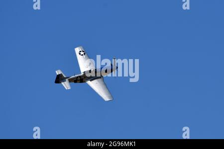 Velivolo N-51D Mustang 'Miss Helen' in volo con sfondo blu. Foto Stock