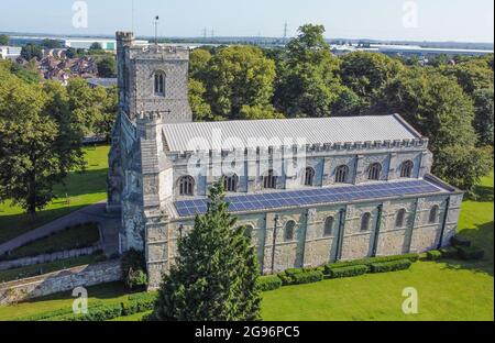 DUNSTAB, REGNO UNITO - 16 luglio 2021: Un colpo ad alto angolo della chiesa priorale di San Pietro a Dunstable, Regno Unito Foto Stock