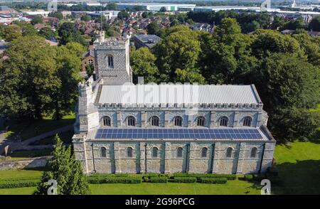 DUNSTAB, REGNO UNITO - 16 luglio 2021: Un colpo ad alto angolo della chiesa priorale di San Pietro a Dunstable, Regno Unito Foto Stock