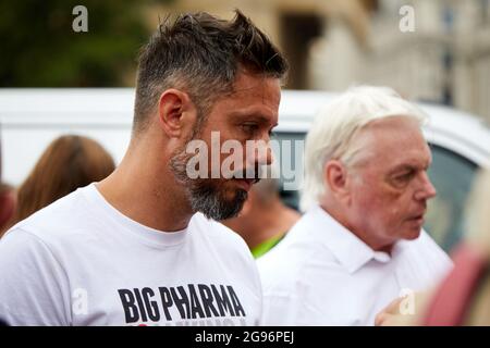 Londra, Regno Unito. - 24 luglio 2021: Attivista e attivista Gareth Icke, raffigurato con suo padre David sullo sfondo, in un raduno di libertà in Piazza Trafalgar. Foto Stock