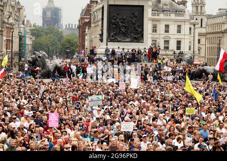 Londra, Regno Unito. - 24 luglio 2021: Migliaia di manifestanti partecipano a un raduno di libertà in Trafalgar Square, chiedendo di porre fine all'uso della maschera, ai passaporti dei vaccini e agli ulteriori blocchi. Foto Stock