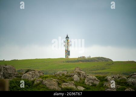 Faro sulla spiaggia di Loredo nel comune di Somo in provincia di Santander, con vista sul mare e l'orizzonte Foto Stock