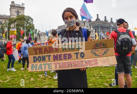 Londra, Regno Unito. 24 luglio 2021. Un dimostratore ha un cartello che dice che i bambini di Trans non hanno bisogno di odiare se stessi in Piazza del Parlamento durante il reclamo Pride protesta.migliaia di persone hanno marciato attraverso il centro di Londra a sostegno dei diritti di LGBTQ, la diversità, l'inclusione e contro la transphobia crescente, E che molti vedono come la commercializzazione del Pride annuale marzo. Credit: SOPA Images Limited/Alamy Live News Foto Stock