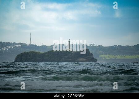 Faro sulla spiaggia di Loredo nel comune di Somo in provincia di Santander, con vista sul mare e l'orizzonte Foto Stock