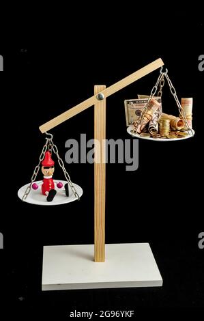 Immagine verticale della macchina equilibratrice che mostra il peso di due elementi non uguali. Foto Stock