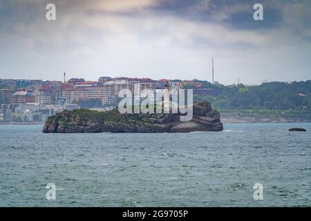 Faro sulla spiaggia di Loredo nel comune di Somo in provincia di Santander, con vista sul mare e l'orizzonte Foto Stock