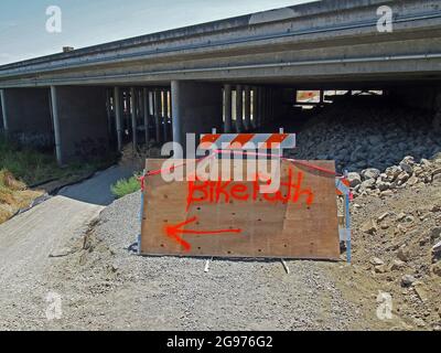 Percorso ciclabile deviazione freccia dal sentiero Alameda Creek al torrente Alameda sotto il cavalcavia della superstrada i-880 a causa di lavori di riapplicazione del cavalcavia e di infrastrutture. Union City, California Foto Stock