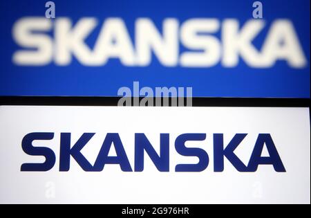 Ucraina. 24 luglio 2021. In questa illustrazione fotografica un logo Skanska di un gruppo svedese di sviluppo e costruzione di progetti è visto su uno smartphone e uno schermo di pc. (Credit Image: © Pavlo Gonchar/SOPA Images via ZUMA Press Wire) Foto Stock