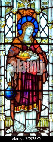 St. Martha, vetrata, di Heaton Butler & Bayne, 1878, Swaffham, Norfolk, Inghilterra, REGNO UNITO Foto Stock