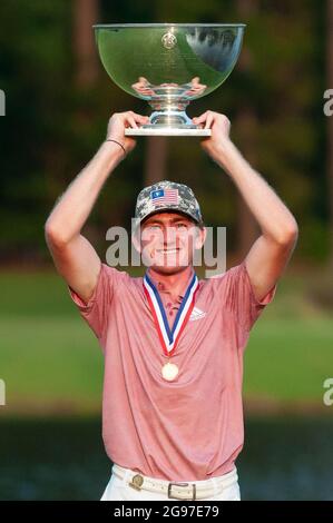 Pinehurst, Carolina del Nord, Stati Uniti. 24 luglio 2021. NICHOLAS DUNLAP, di Huntsville, Alabama, si pone con il trofeo del vincitore durante la finale a 36 buche al 73o US Junior Amateur, 24 luglio 2021, al Country Club of North CarolinaÃs Dogwood Course nel Village of Pinehurst, N.C. Dunlap ha vinto il campionato 3-2 in 34 buche su COHEN TROLIO, di West Point, Mississippi. (Credit Image: © Timothy L. Hale/ZUMA Press Wire) Foto Stock