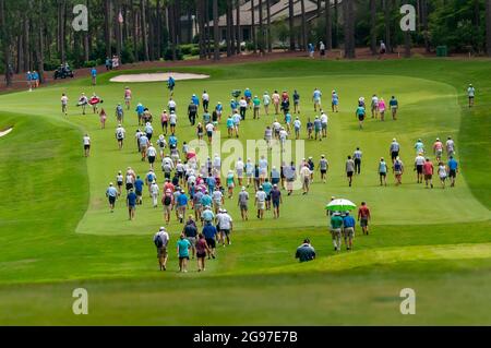 Pinehurst, Carolina del Nord, Stati Uniti. 24 luglio 2021. La galleria si fa strada lungo il 19° fairway durante la finale a 36 buche al 73o US Junior Amateur, 24 luglio 2021, al Country Club of North CarolinaÃs Dogwood Course nel Villaggio di Pinehurst, N.C. Dunlap ha vinto il campionato 3-2 in 34 buche su COHEN TROLIO, di West Point, Mississippi. (Credit Image: © Timothy L. Hale/ZUMA Press Wire) Foto Stock