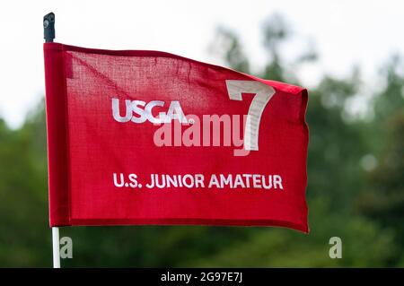 Pinehurst, Carolina del Nord, Stati Uniti. 24 luglio 2021. Una bandiera USGA ondeggia nella brezza pomeridiana durante la finale a 36 buche al 73o US Junior Amateur, 24 luglio 2021, al Country Club of North CarolinaÃs Dogwood Course nel Villaggio di Pinehurst, N.C. Dunlap ha vinto il campionato 3-2 in 34 buche su COHEN TROLIO, di West Point, Mississippi. (Credit Image: © Timothy L. Hale/ZUMA Press Wire) Foto Stock