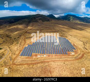 Diverse immagini sono state combinate in questa vista aerea di file di pannelli solari in una schiera di centrali elettriche sul lato delle montagne di Maui Ovest sopra Lahaina Foto Stock