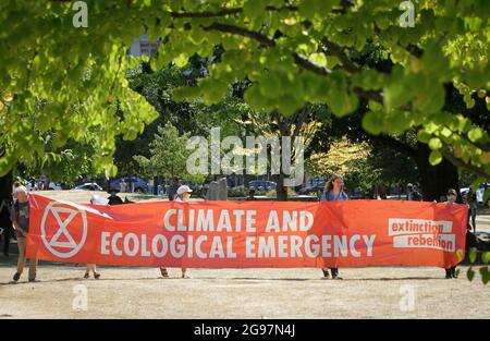 Vancouver, Canada. 24 luglio 2021. I manifestanti del gruppo di attivisti ambientali Extention Rebellion hanno un banner durante un raduno contro la distruzione ecologica a Vancouver, Canada, 24 luglio 2021. Credit: Liang Sen/Xinhua/Alamy Live News Foto Stock