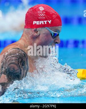 Adam della Gran Bretagna si è arenato in azione durante la seconda semifinale maschile a 100 m al Tokyo Aquatics Center il secondo giorno dei Giochi Olimpici di Tokyo 2020 in Giappone. Data immagine: Domenica 25 luglio 2021. Foto Stock