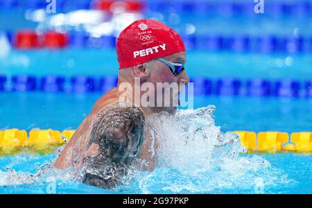 Adam della Gran Bretagna si è arenato in azione durante la seconda semifinale maschile a 100 m al Tokyo Aquatics Center il secondo giorno dei Giochi Olimpici di Tokyo 2020 in Giappone. Data immagine: Domenica 25 luglio 2021. Foto Stock