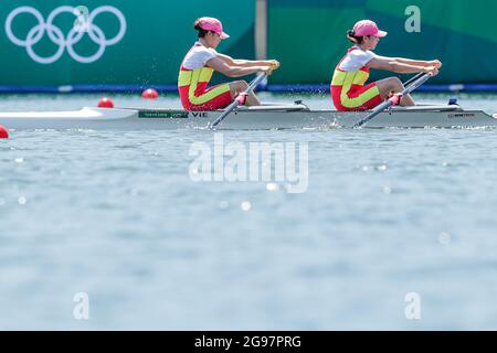 TOKYO, GIAPPONE - LUGLIO 25: THI Thao Luong del Vietnam e Thi Hao Dinh del Vietnam in competizione con i Double sculls Rechage 2 delle donne leggere durante i Giochi Olimpici di Tokyo 2020 presso la Sea Forest Waterway il 25 luglio 2021 a Tokyo, Giappone (Foto di PIM Waslander/Orange Pictures) Foto Stock