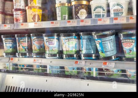 Il gelato di ben & Jerry visto in una mensola meno desiderabile più fredda a Morton Williams a Manhattan a New York City. La catena di supermercati Big Apple Morton Williams ha deciso di frenare gravemente le sue vendite e la commercializzazione di gelato ben & Jerry dopo che il marchio popolare ha preso le parti in una lunga controversia Medio Oriente. Ben & Jerry's che si unisce al movimento antisemita Boycott, disinvestimenti e sanzioni (BDS) rivolto a Israele annunciano che smetterebbe di vendere gelati in ciò che percepisce come i territori occupati. (Foto di Ron Adar/SOPA Images/Sipa USA) Foto Stock