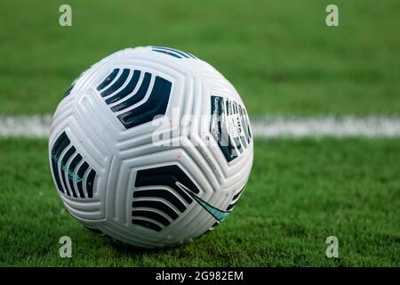 Orlando, Stati Uniti. 25 luglio 2021. Il pallone ufficiale NWSL è visto durante il gioco della National Women's Soccer League tra Orlando Pride e OL Reign all'Exploria Stadium di Orlando, Florida. NESSUN UTILIZZO COMMERCIALE. Credit: SPP Sport Press Photo. /Alamy Live News Foto Stock