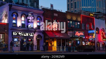 Indicazioni per il neon su Broadway, Nashville, Tennessee, USA Foto Stock