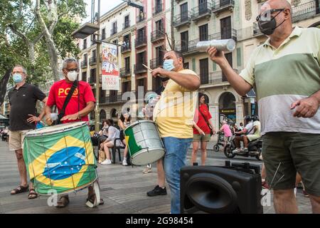 Barcellona, Spagna. 24 luglio 2021. I manifestanti hanno visto suonare i tipici strumenti musicali brasiliani durante la manifestazione.Sabato 24 luglio, giornata segnata dalle manifestazioni nelle principali città del Brasile contro il presidente brasiliano Jair Bolsonaro. I brasiliani che si trovano a Barcellona hanno tenuto una manifestazione sulle Ramblas di Barcellona per unirsi alle proteste del loro paese natale. Credit: SOPA Images Limited/Alamy Live News Foto Stock