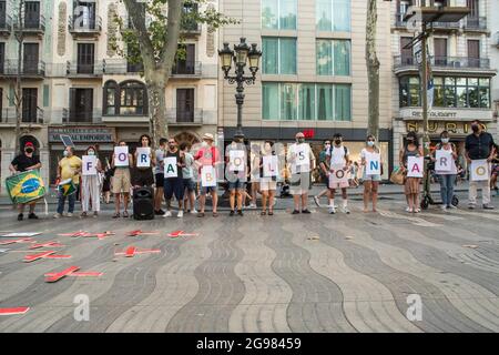 Barcellona, Spagna. 24 luglio 2021. I manifestanti hanno visto tenere cartelli che esprimevano la loro opinione durante la manifestazione. Sabato 24 luglio, giornata segnata da manifestazioni nelle principali città del Brasile contro il presidente brasiliano Jair Bolsonaro. I brasiliani che si trovano a Barcellona hanno tenuto una manifestazione sulle Ramblas di Barcellona per unirsi alle proteste del loro paese natale. Credit: SOPA Images Limited/Alamy Live News Foto Stock