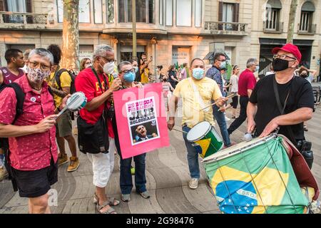 Barcellona, Spagna. 24 luglio 2021. I manifestanti hanno visto suonare i tipici strumenti musicali brasiliani durante la manifestazione.Sabato 24 luglio, giornata segnata dalle manifestazioni nelle principali città del Brasile contro il presidente brasiliano Jair Bolsonaro. I brasiliani che si trovano a Barcellona hanno tenuto una manifestazione sulle Ramblas di Barcellona per unirsi alle proteste del loro paese natale. Credit: SOPA Images Limited/Alamy Live News Foto Stock