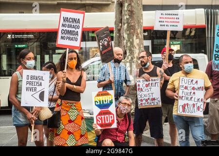 Barcellona, Spagna. 24 luglio 2021. I manifestanti hanno visto tenere cartelli che esprimevano la loro opinione durante la manifestazione. Sabato 24 luglio, giornata segnata da manifestazioni nelle principali città del Brasile contro il presidente brasiliano Jair Bolsonaro. I brasiliani che si trovano a Barcellona hanno tenuto una manifestazione sulle Ramblas di Barcellona per unirsi alle proteste del loro paese natale. Credit: SOPA Images Limited/Alamy Live News Foto Stock