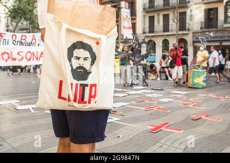 Barcellona, Spagna. 24 luglio 2021. Un manifestante tiene una borsa con il volto dell'ex presidente brasiliano Luiz Inacio Lula da Silva durante la manifestazione.il Sabato, 24 luglio, giorno segnato da manifestazioni nelle principali città del Brasile contro il presidente brasiliano, Jair Bolsonaro. I brasiliani che si trovano a Barcellona hanno tenuto una manifestazione sulle Ramblas di Barcellona per unirsi alle proteste del loro paese natale. Credit: SOPA Images Limited/Alamy Live News Foto Stock