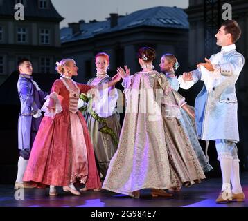 Cracovia, Polonia. 24 luglio 2021. Artisti in costume che si esibiscono sul palco durante uno spettacolo di danze di corte nella piazza del mercato principale, come parte del 22° festival di Cracovia Danza. (Foto di Alex Bona/SOPA Images/Sipa USA) Credit: Sipa USA/Alamy Live News Foto Stock