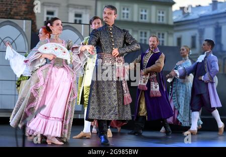 Cracovia, Polonia. 24 luglio 2021. Artisti in costume che si esibiscono sul palco durante uno spettacolo di danze di corte nella piazza del mercato principale, come parte del 22° festival di Cracovia Danza. Credit: SOPA Images Limited/Alamy Live News Foto Stock