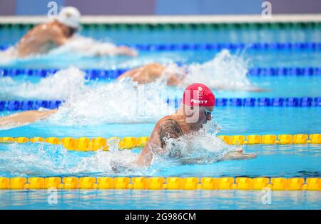 Adam della Gran Bretagna si è arenato in azione durante la seconda semifinale maschile a 100 m al Tokyo Aquatics Center il secondo giorno dei Giochi Olimpici di Tokyo 2020 in Giappone. Data immagine: Domenica 25 luglio 2021. Foto Stock